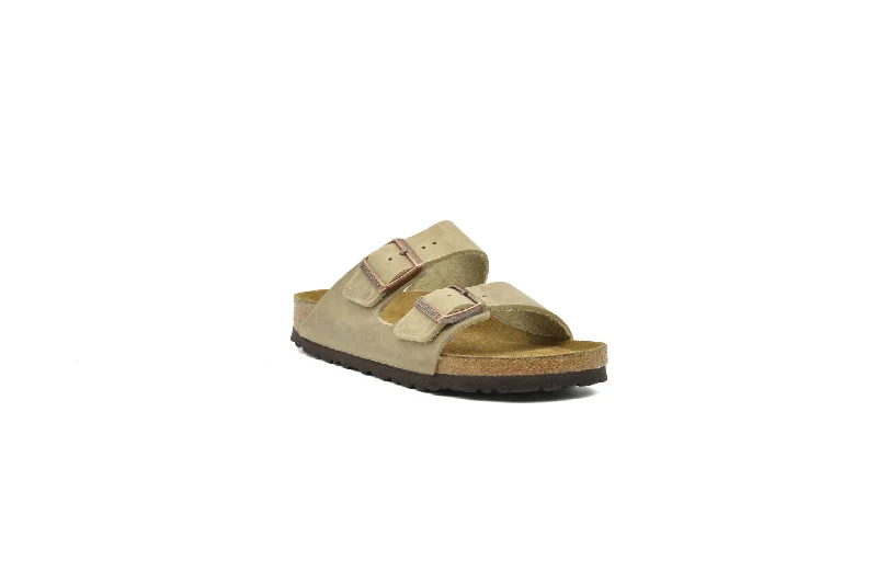 Women's Sandals with a Wedge Heel and a Tassel Detail in Orange for a Trendy LookBIRKENSTOCK Arizona Soft Footbed Oiled Leather Women's Sandals with a Wedge Heel and a Tassel Detail in Orange for a Trendy LookBIRKENSTOCK Arizona Soft Footbed Oiled Leather