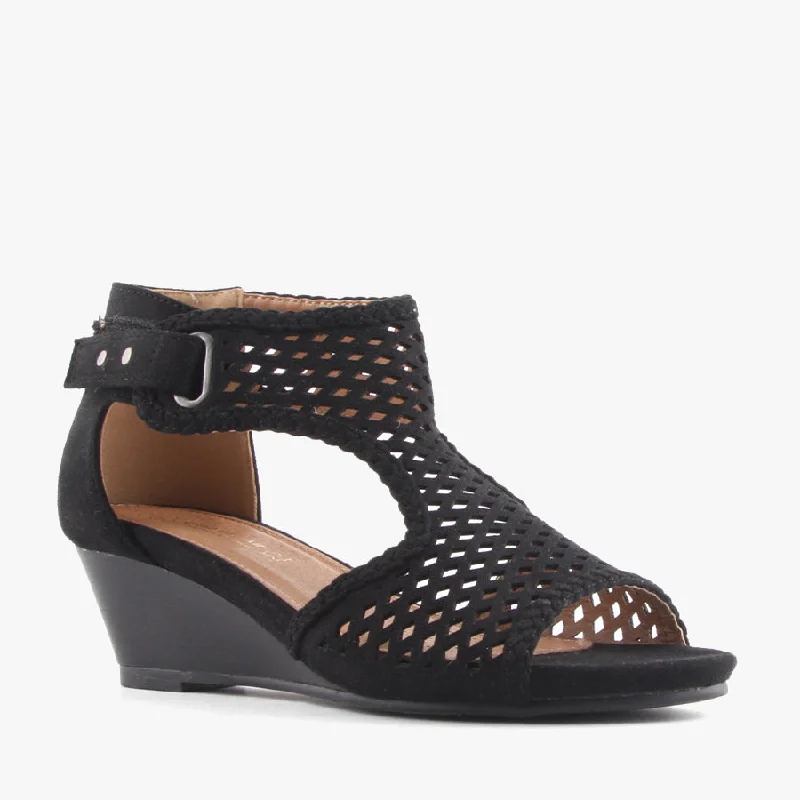 Women's Sandals with a Floral - Printed Upper in Pink for a Feminine Spring LookGREAT BLACK Women's Sandals with a Floral - Printed Upper in Pink for a Feminine Spring LookGREAT BLACK