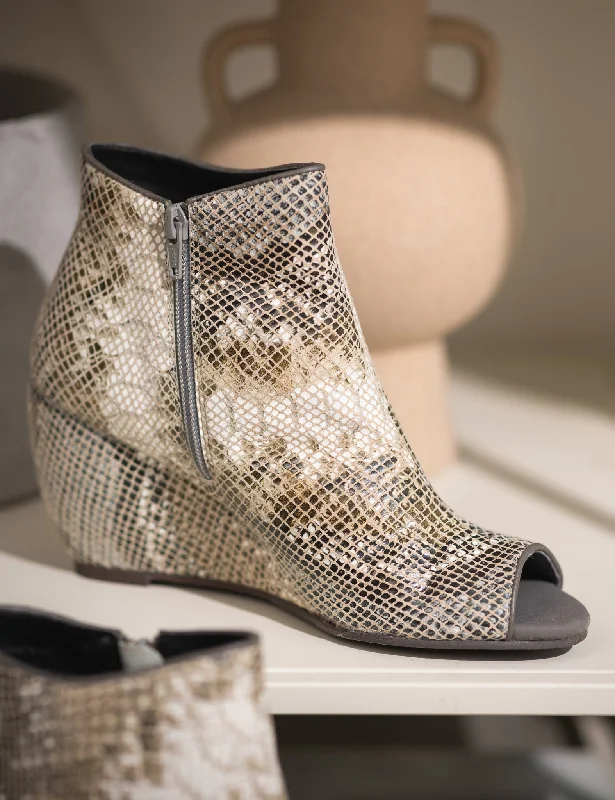 Sustainable Women's Recycled Material Sandals in Beige for Eco - Conscious ShoppersKuda Multi Print Wedge Sustainable Women's Recycled Material Sandals in Beige for Eco - Conscious ShoppersKuda Multi Print Wedge