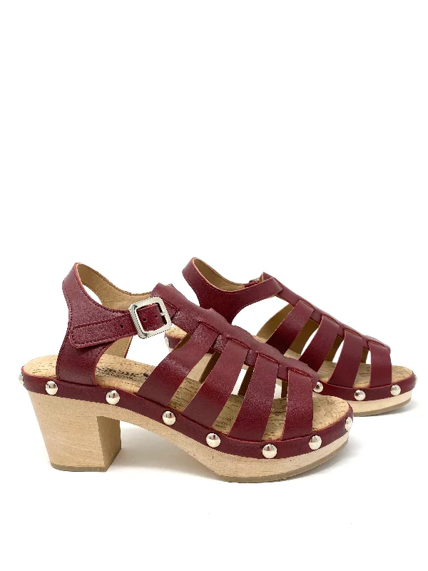Women's Sandals with a Floral - Printed Upper in Pink for a Feminine Spring LookSawyer Clog in Bordeaux from Novacas Women's Sandals with a Floral - Printed Upper in Pink for a Feminine Spring LookSawyer Clog in Bordeaux from Novacas