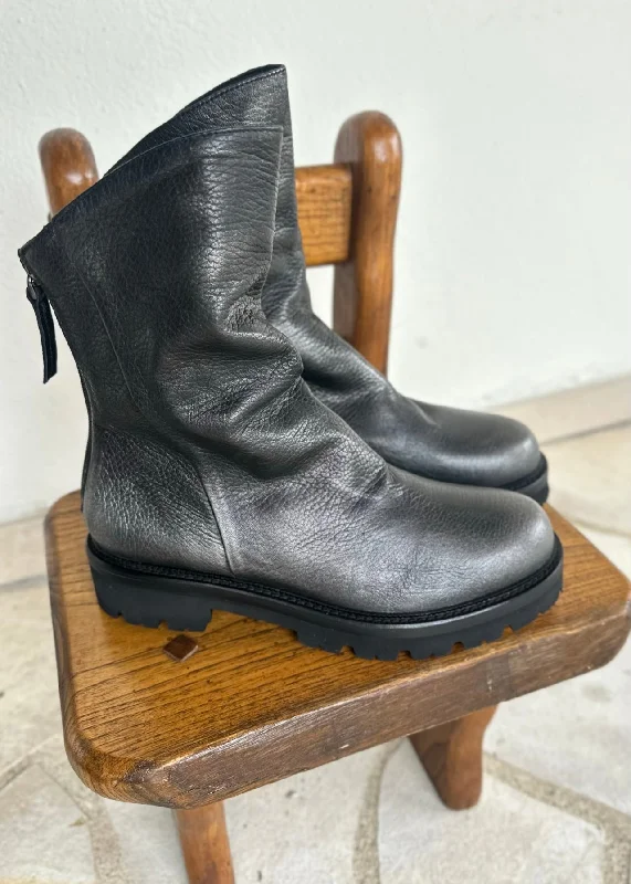 Women's brown suede chunky boots with a buckle detailBottines Mat:20 Carrie 3270 Canna fucile Women's brown suede chunky boots with a buckle detailBottines Mat:20 Carrie 3270 Canna fucile