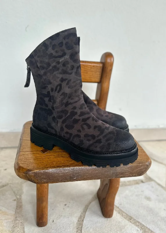 Women's white patent chunky boots for a bold statementBottines Mat:20 Carrie 3270 Fango Women's white patent chunky boots for a bold statementBottines Mat:20 Carrie 3270 Fango