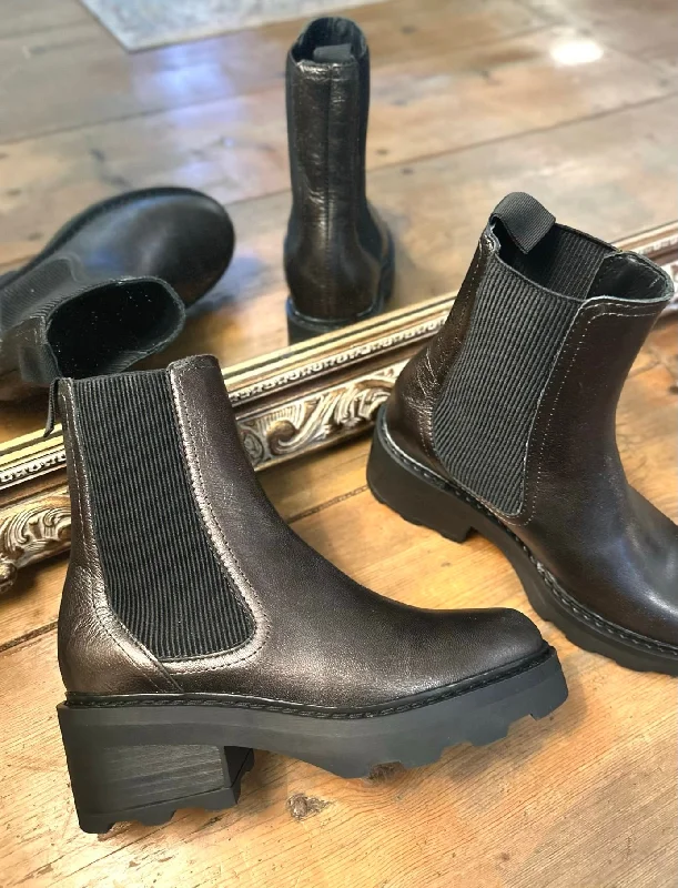 Women's lace - up chunky boots with a vintage feelBottines Mike Chelsea Schmoove Ebène Women's lace - up chunky boots with a vintage feelBottines Mike Chelsea Schmoove Ebène